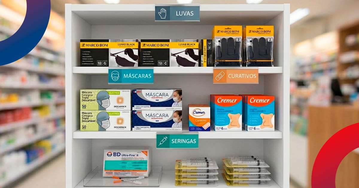 variedade de luvas descartáveis e suprimentos hospitalares em prateleira de farmácia