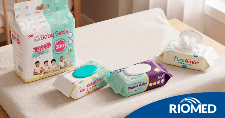 seção infantil organizada em farmácia com produtos de higiene e cuidados para bebês e crianças no inverno