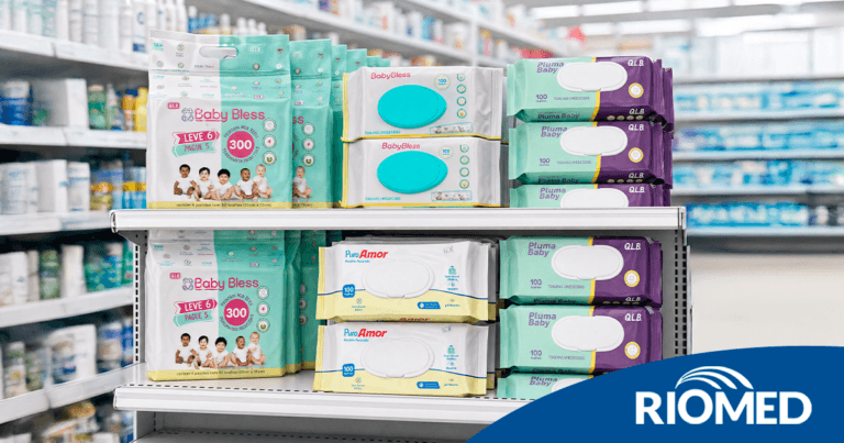 seção infantil organizada em farmácia com produtos de higiene e cuidados para bebês e crianças no inverno