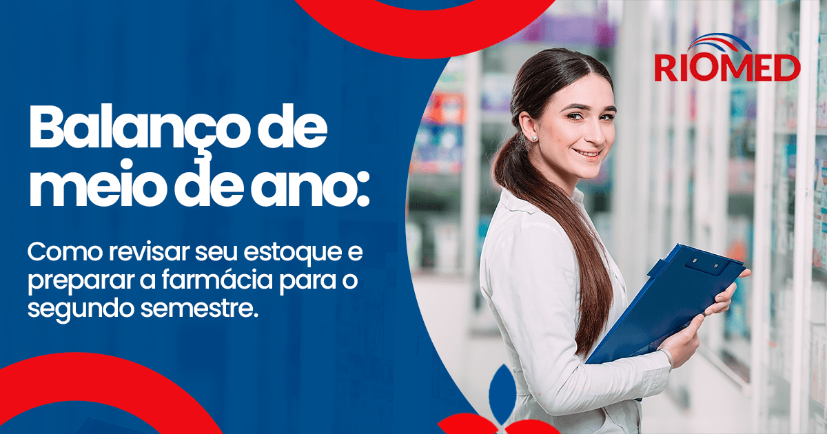 farmacêutico realizando revisão de gestão de estoque da farmácia com planilha e produtos organizados na gôndola