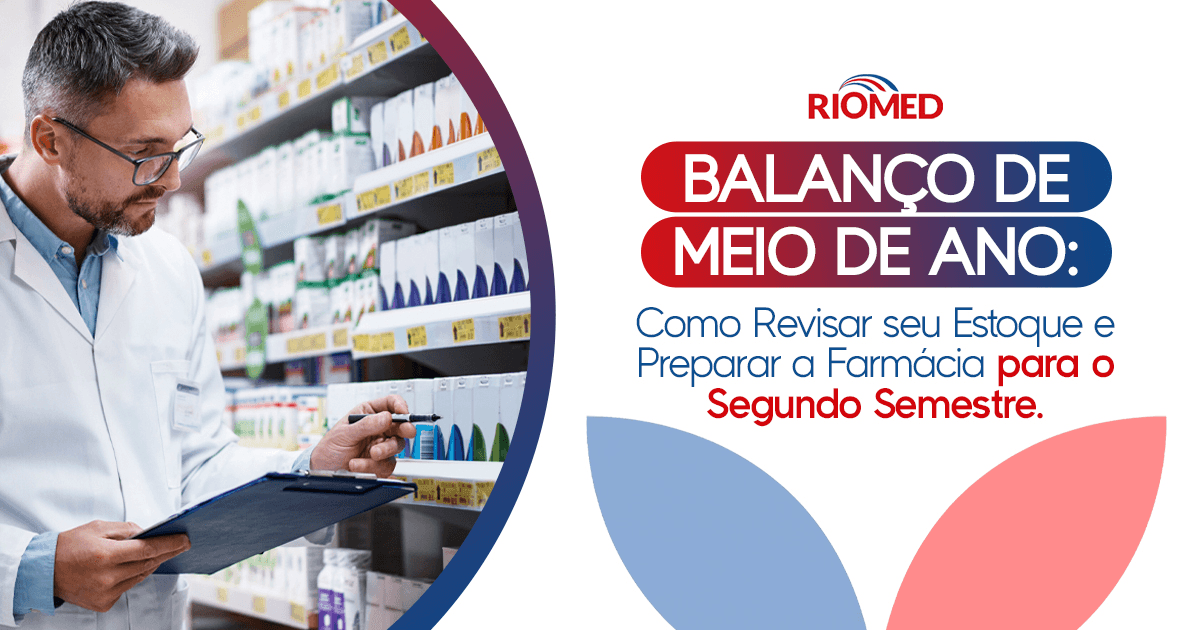 farmacêutico realizando revisão de gestão de estoque da farmácia com planilha e produtos organizados na gôndola